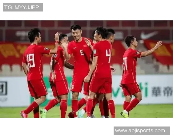 男男足球明星意外走光引发热议网友纷纷评论时尚与运动的界限